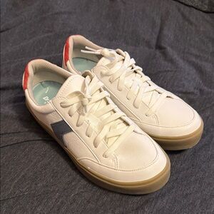 Woman’s Dr. Scholls Sneakers.